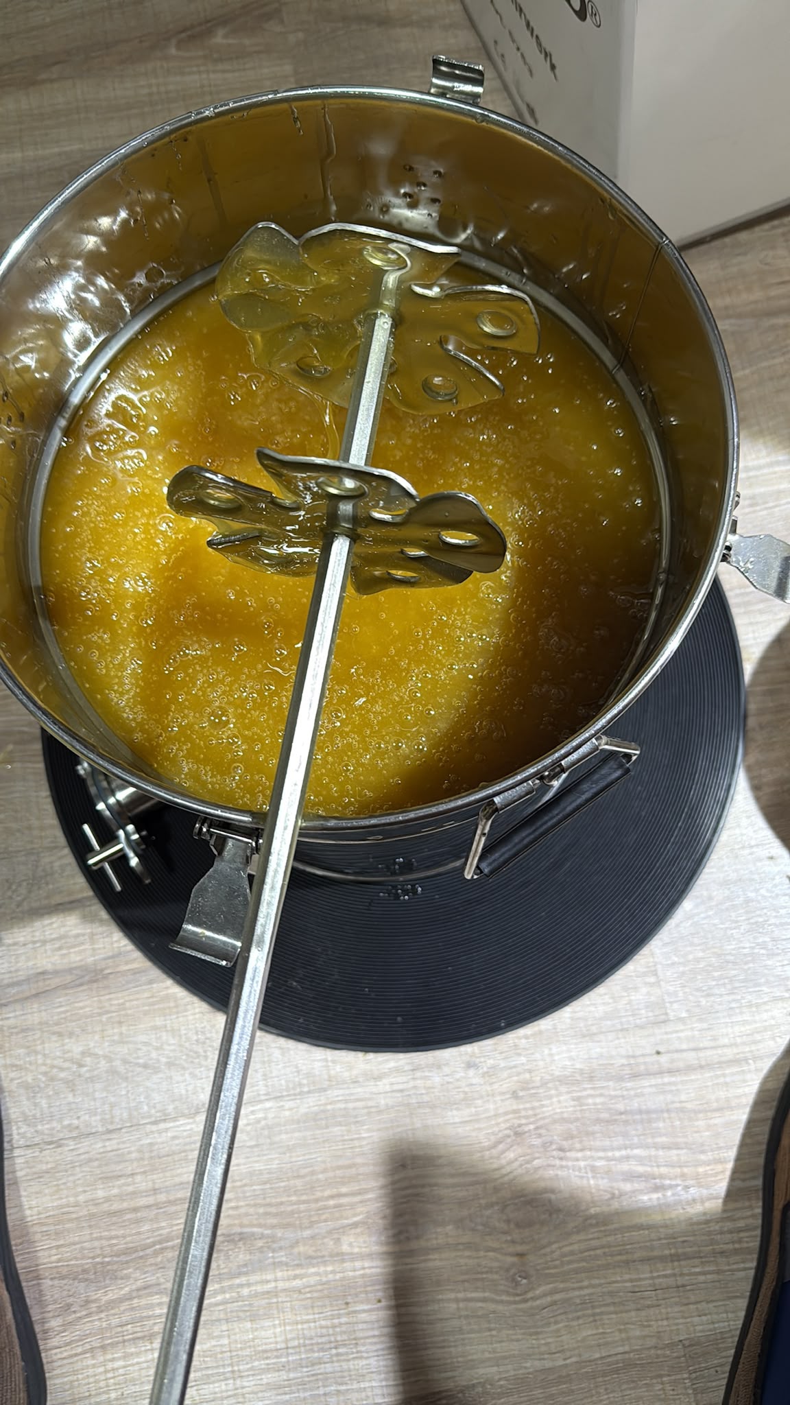 Honig wird cremiggerührt